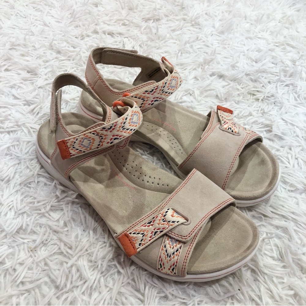 Clarks Women's Amanda Step Flat Sandal Sand Tan Size 8